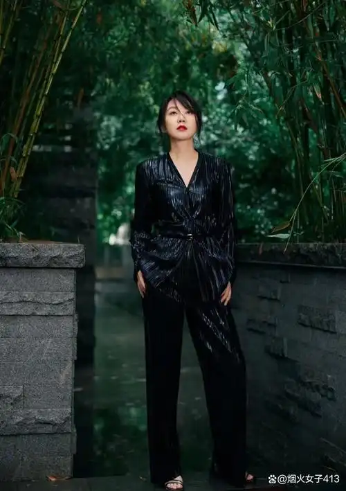 最近,闫妮的新剧《学爸》和《最后的真相》再次将她带入了大众的视野