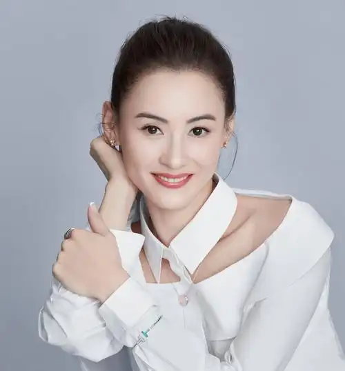 张柏芝穿白衬衫裙秀诱人锁骨线 笑容迷人美丽精干