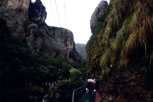 往山上爬去,还有一个名为断肠崖的景点,据说是金庸小说《神雕侠侣》的