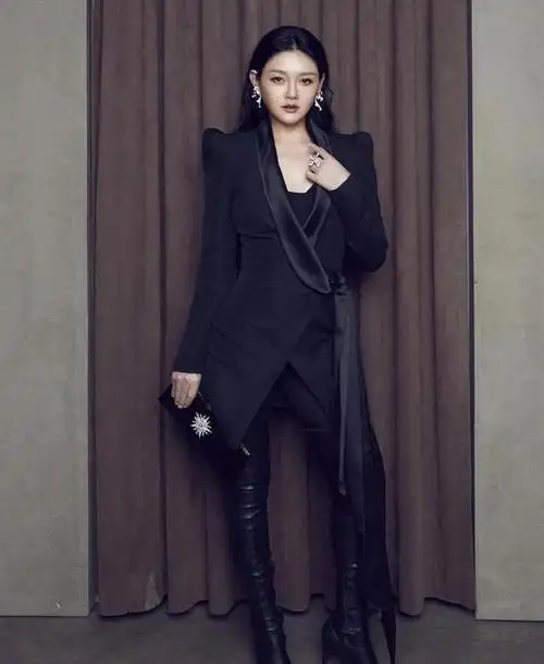 大s这气质真是绝了穿修身格纹裙身材前凸后翘优雅又时尚