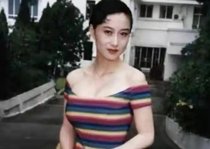 原创原创57岁李连杰与20岁女儿现身三亚网友却说颜值远不如利智