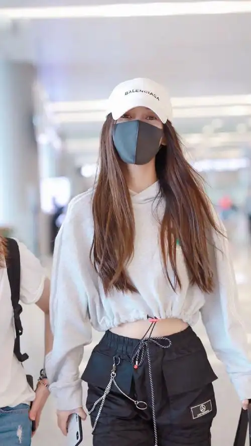 angelababy私服超性感卫衣搭配工装裤大秀性感小蛮腰