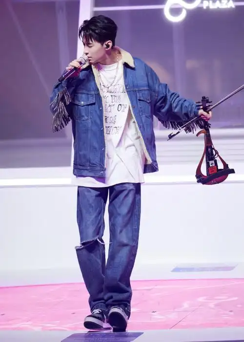 sexy man说这些这全身照谁看不迷糊  @刘宪华henry-lau的身材比例就