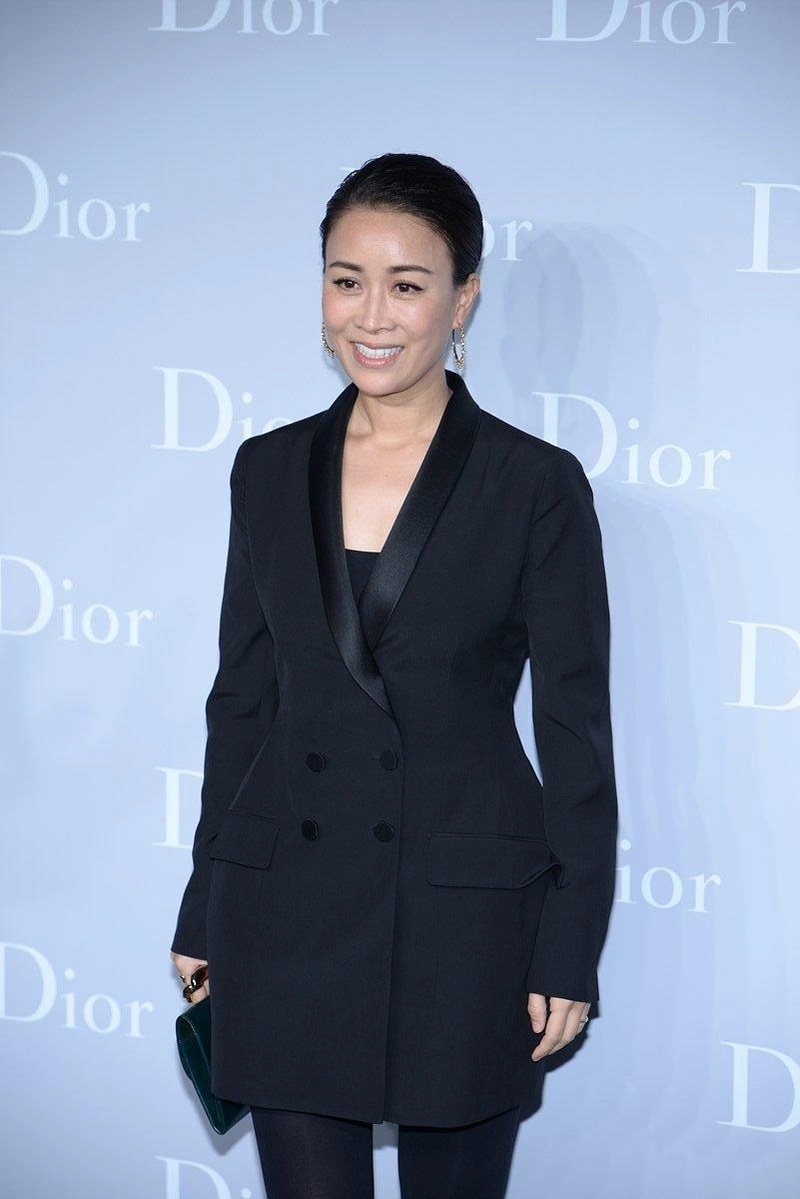 那英把两件西装叠着穿,转个身后完全看不懂,真时尚还是博眼球?