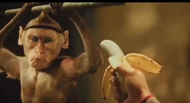 但转移身体的条件反射依然存在 ,呼应前面的外星人喂猴子香蕉砸了自己