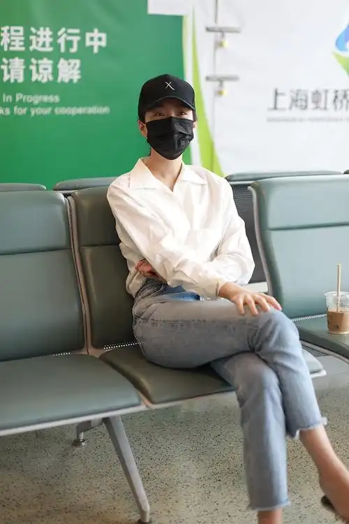 1/ 5 搜狐娱乐讯 (视觉中国/图)近日,一组杨采钰最新机场照曝光.