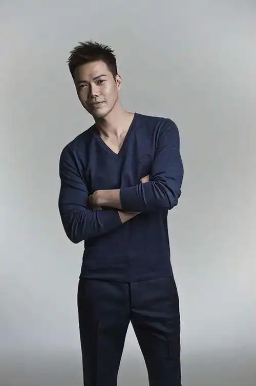 17岁出道42岁大红,帅气港星谢天华老婆不够美,人生却渐入佳境