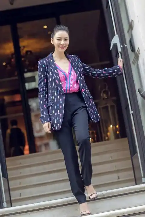 高圆圆穿小西装,原装脸就是美,网友誓与赵又廷"不共戴天"|记者|模特