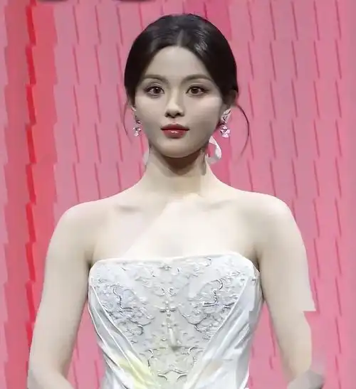 喻言身高一米七十二,一侧身肩膀的骨头都突出来了,穿上极其性感的礼服
