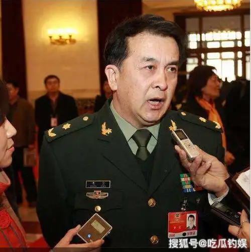 这些明星不但会演戏,而且军衔还很高,真是隐藏的boss_潘长江