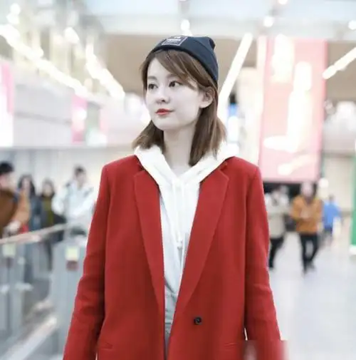 乔欣带火了"新年"穿搭:红大衣 卫衣 小白裤,时髦洋气又显贵_红色_显得
