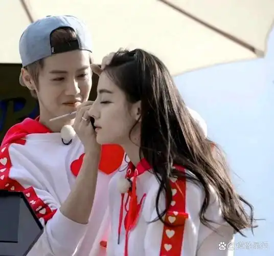 据说鹿晗和关晓彤当年突然公开恋情,是因为迪丽热巴