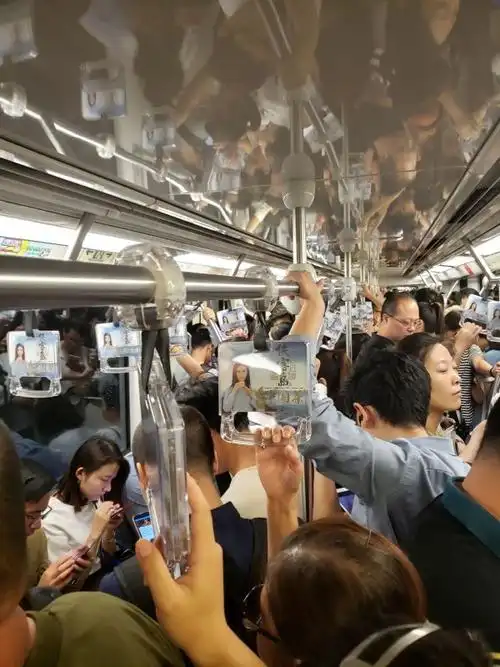 在地铁上随手拍了张照片发朋友圈抱怨很挤,发现视角是这样的.