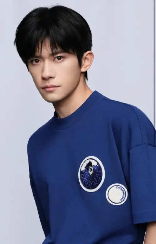 易烊千玺蓝色t恤造型