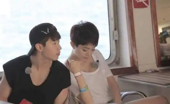 姜妍不知道该如何反应时,刘宪华在节目上当众向她示爱,并提议让她亲