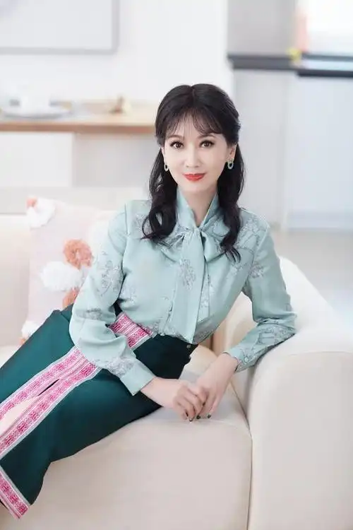 赵雅芝咋嫩咋打扮衬衫配绿裙挺提气质的就是滤镜加得有点重