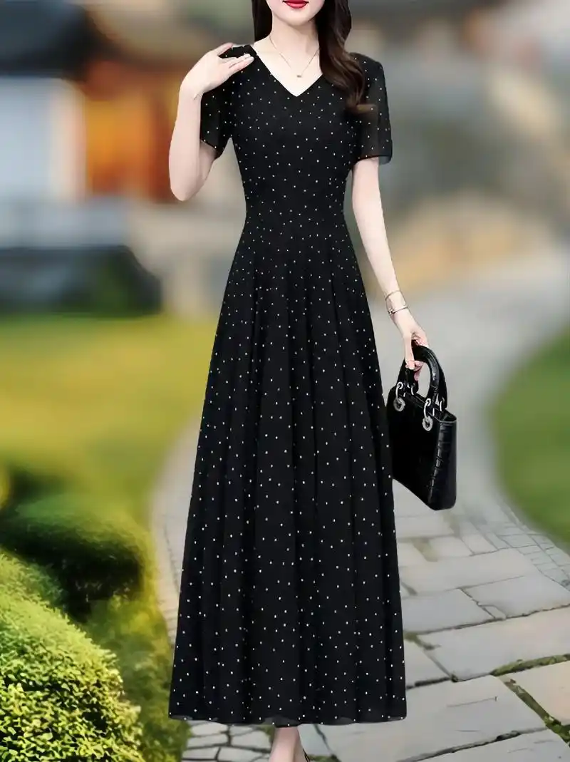 这款长裙真的太美了!今年夏季流行的波点元素