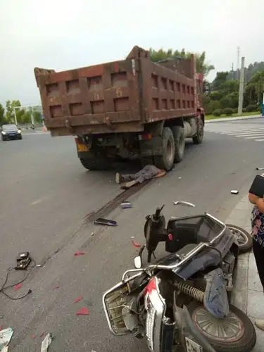 人都压扁了,血肉模糊!车祸现场,远离大货车和后八轮.