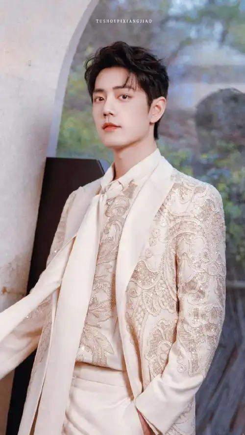 小王子069995#肖战es高定#| 壁纸#肖战差点绊倒自己