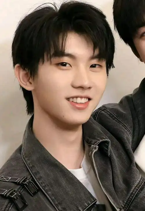 当时的马嘉祺还是一脸稚嫩的小朋友,笑起来两个眼睛弯弯的.