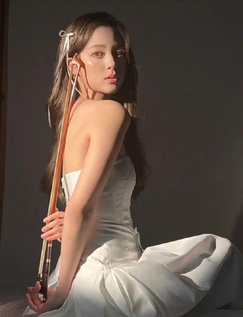 欧阳娜娜穿抹胸裙拉大提琴的状态元气满满