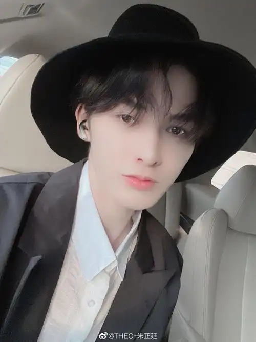 朱正廷帽子穿搭