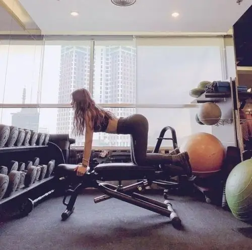 喜爱运动的越南小姐姐马甲线直角肩带你get她的健身秘籍