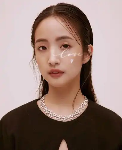 "不老女神"林依晨杂志照,白色针织衫搭背带裙,红纱撩人