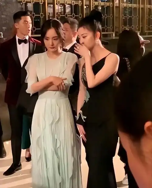 35岁景甜和37岁杨幂同框:一个明艳性感大方,一个含胸驼背不好看