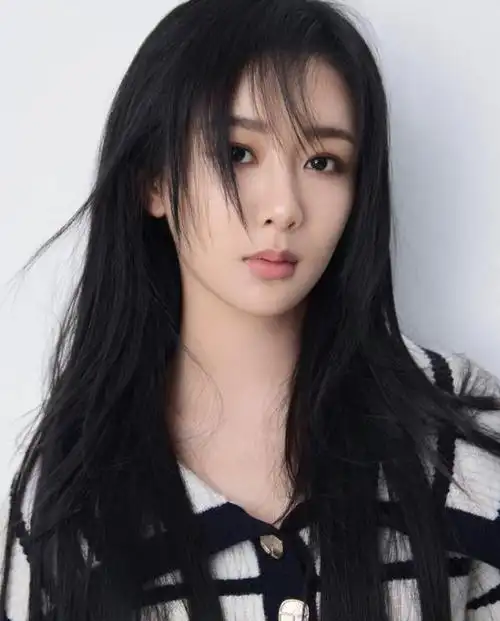 杨紫晒30岁庆生照披秀发灿笑明媚动人三十而立尽显成熟美