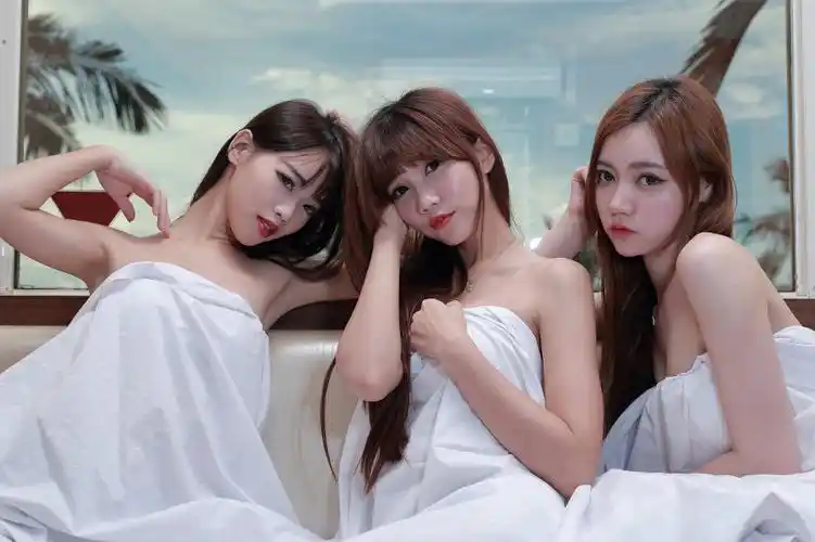 闺蜜亲密无间的性感合照香艳动人私密美女写真图片