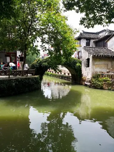 葱茏江南水乡,小桥流水人家. 一一2018年初夏,与同学同游周庄