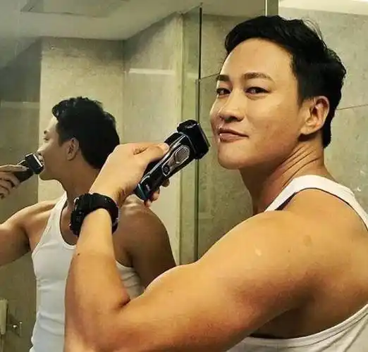 48岁何润东露脸,形象让人忍俊不禁_风云_时候_肌肉