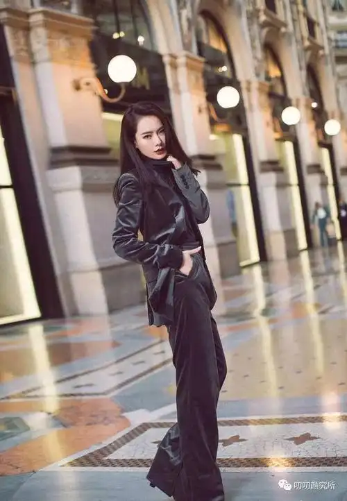 女明星穿丝绒西装,戚薇被赞好看,她却被嘲太丑?