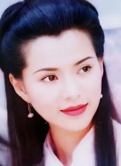 56岁李若彤吃路边摊,穿露脐装秀马甲线逗孩子,单身11年无儿无女