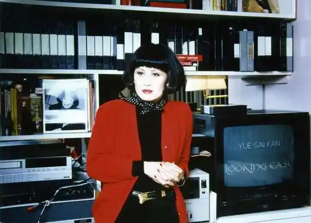 近日,靳羽西晒出了与一男子十指紧扣,漫步商场的照片,两人穿着同色系