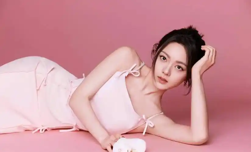 赵今麦系带粉裙 甜美娇嫩 如春日桃花 清新明媚