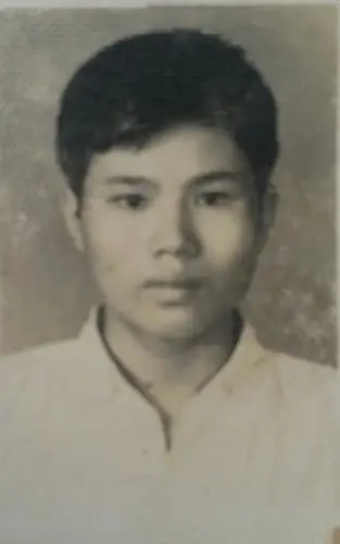 我们那一届没有全班合影毕业照,只有个人照的一寸标准相片互相赠送