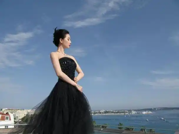 刘诗诗戛纳海边高贵婀娜身姿惊艳全场,展现内外兼修魅力!