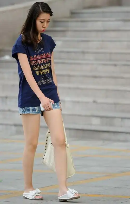 美女超短牛仔裙外拍 - 搜狗图片搜索