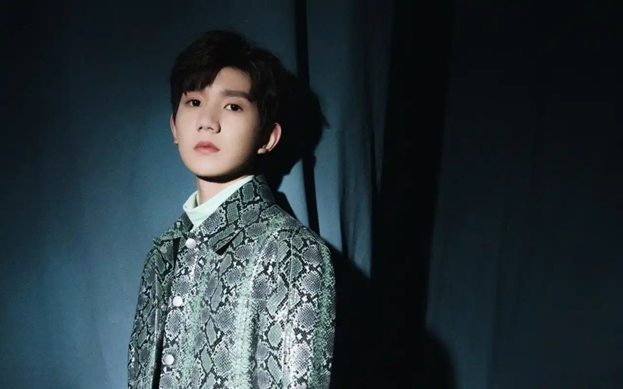 王源巴黎时装周帅气图片桌面壁纸