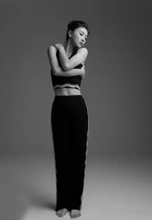 这次,一组斓曦的时尚写真照曝光了,只见她身穿背心秀马甲线,身材太