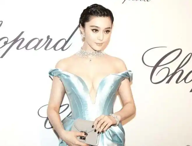 130斤范冰冰有多丰满?看到她穿"百合裙"的样子,不愧是"范爷"!