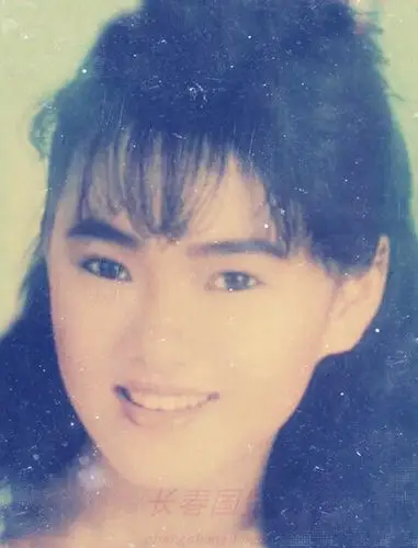 从照片中可以看到,那时候的伊能静圆脸青涩,皮肤白嫩,眉眼中满是少女