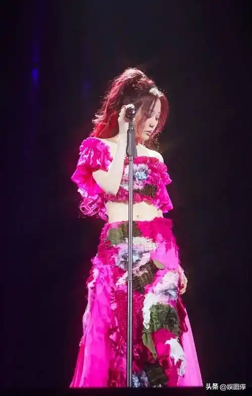 张靓颖重庆演唱会造型一袭玫红色一字肩露腰长裙套装明艳动人