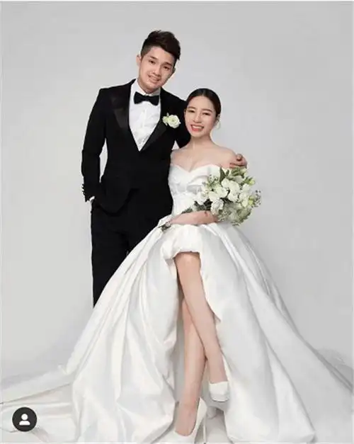 知名女歌手晒照官宣结婚与圈外老公有夫妻相大方表白超浪漫