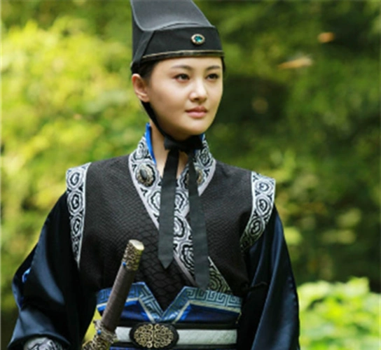 古装剧中女星女扮男装,个个帅翻,谁知看到唐嫣画风却变