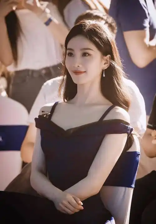 气质女神刘诗诗一袭蓝色礼服出席活动!优雅迷人!_眼睛_公主_月光