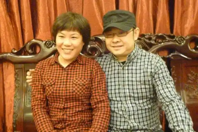 49岁刀郎近照曝光隐藏17年的二婚妻子竟是我们熟悉的她