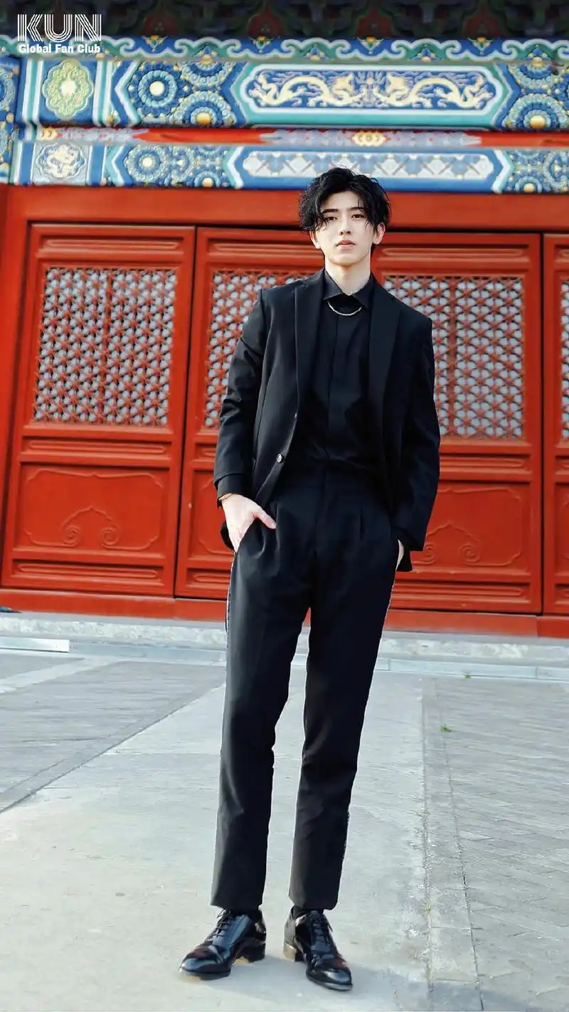 蔡徐坤壁纸:我轻尝这一口香浓的诱惑,我喜欢的样子你都有